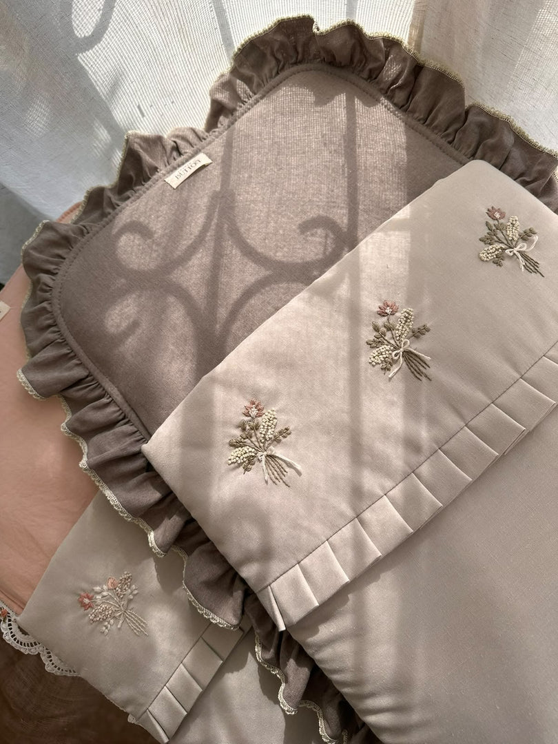 Neutral Prim Bouquet